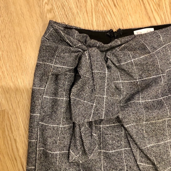 Front tie plaid mini skirt - Picture 2 of 3